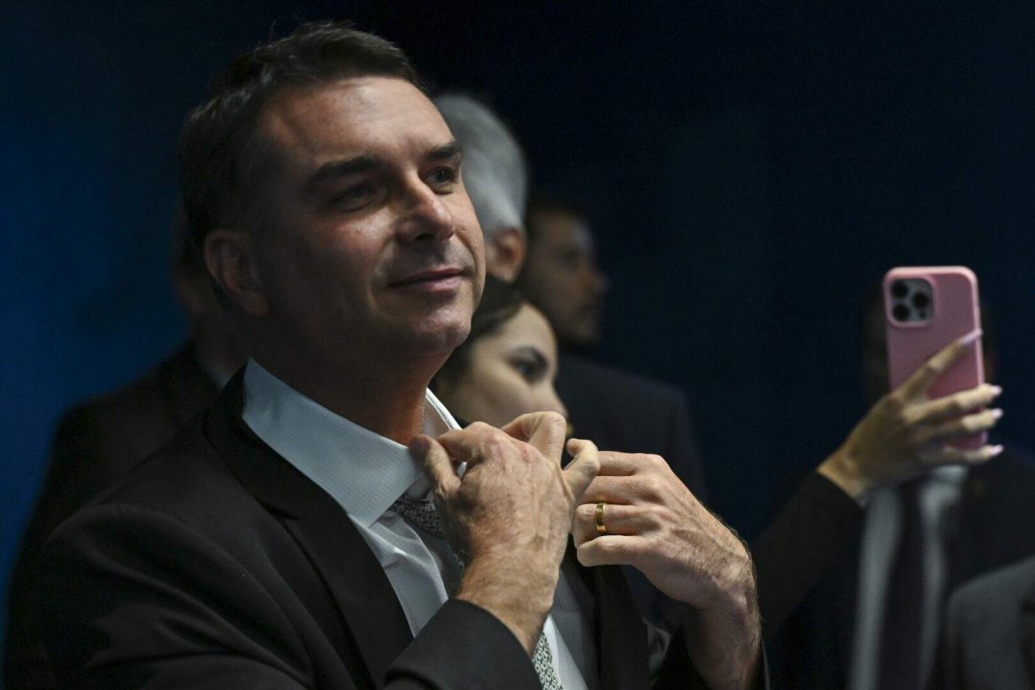 flavio-bolsonaro-planeja-reajustar-aposentadorias-e-despesas-com-saude-e-educacao-so-pela-inflacao