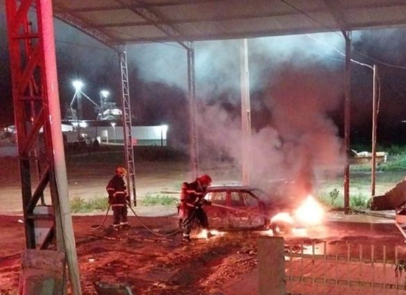 bombeiros-combatem-incendio-em-carro-e-moto-em-mt…