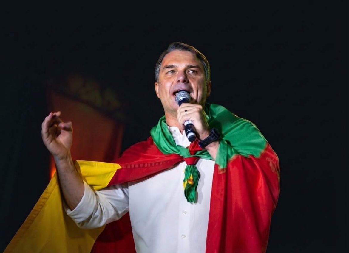saiba-como-foi-o-primeiro-comicio-de-flavio-bolsonaro-no-rs,-nesta-quarta-feira