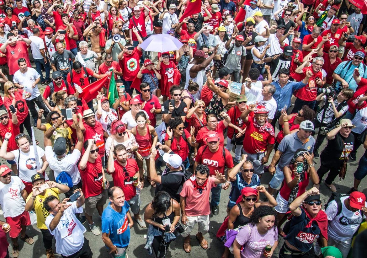 marcha-no-centro-de-porto-alegre-pede-virada-de-lula-no-segundo-turno